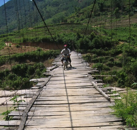 Rùng mình cầu treo nguy cơ đứt dây cáp - 1 Rùng mình cầu treo nguy cơ đứt dây cáp - 1