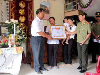 Trao bằng Tổ quốc ghi công cho gia đình thiếu tá Phan Công Việt - 1 Trao bằng Tổ quốc ghi công cho gia đình thiếu tá Phan Công Việt - 1