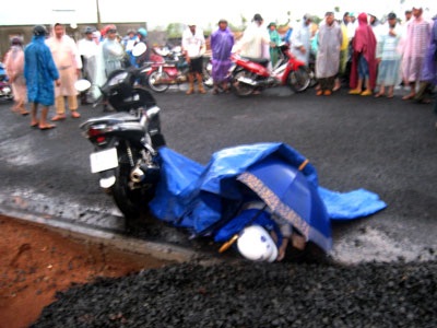 Một phụ nữ bị bạn đâm chết giữa đường - 1