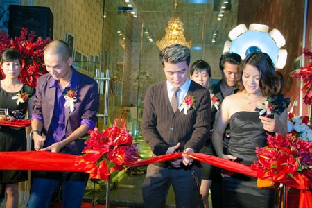 Đàm Vĩnh Hưng “mở hàng” cho Thành Nguyễn Studio - 1 Đàm Vĩnh Hưng “mở hàng” cho Thành Nguyễn Studio - 1