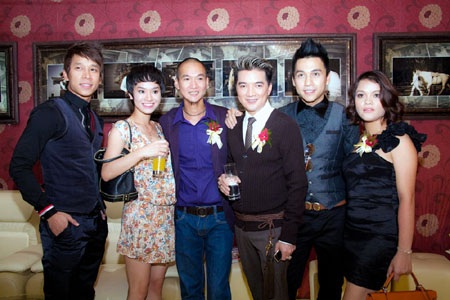 Đàm Vĩnh Hưng “mở hàng” cho Thành Nguyễn Studio - 4 Đàm Vĩnh Hưng “mở hàng” cho Thành Nguyễn Studio - 4