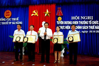 Tuyên dương các doanh nghiệp nộp thuế tiêu biểu năm 2009 - 1 Tuyên dương các doanh nghiệp nộp thuế tiêu biểu năm 2009 - 1