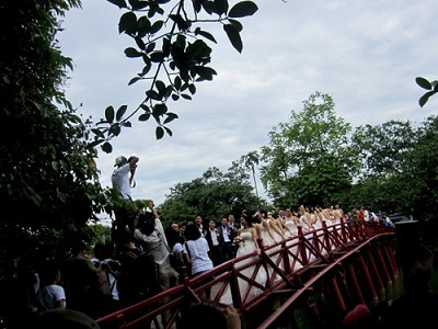 Nhỏ to “quà” mừng Đại lễ - 1