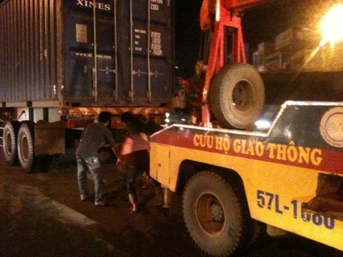 Hỗn loạn vì container “ăn vạ” sát đường ray - 5 Hỗn loạn vì container “ăn vạ” sát đường ray - 5