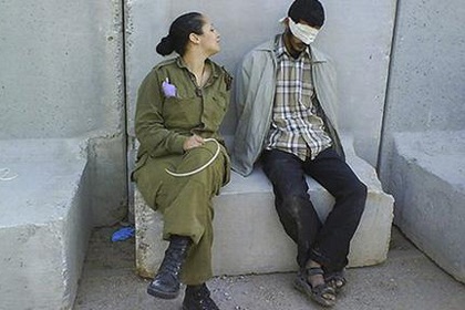 Phẫn nộ chuyện nữ binh sĩ Israel “tạo dáng” bên các tù nhân - 2
