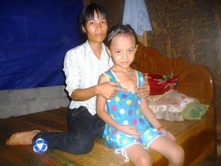 Nỗi khổ của cha mẹ không có tiền chữa bệnh cho con - 1