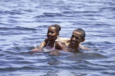 Nhà Trắng ngăn phóng viên chụp ảnh Obama ngực trần - 1 Nhà Trắng ngăn phóng viên chụp ảnh Obama ngực trần - 1
