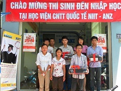 Đại diện NIIT ANZ tặng quà và trao đổi thân mật với tân sinh viên - 1