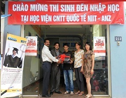 Đại diện NIIT ANZ tặng quà và trao đổi thân mật với tân sinh viên - 2