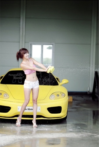 Mỹ nữ rửa xe Ferrari - 6