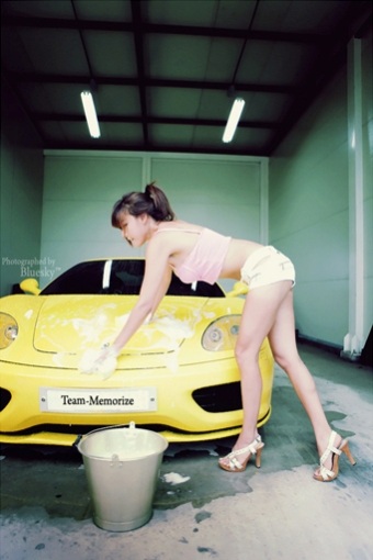 Mỹ nữ rửa xe Ferrari - 8