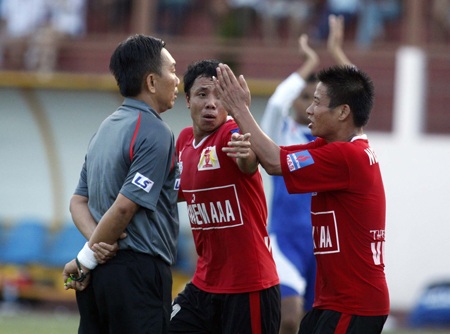 Tuyển thủ Lê Tấn Tài lĩnh án treo giò - 2