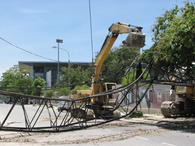 Đà Nẵng: Cần cẩu gãy đổ chắn ngang đường phố - 1 Đà Nẵng: Cần cẩu gãy đổ chắn ngang đường phố - 1