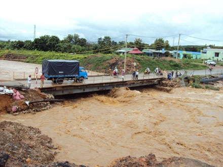 Mưa to, nước lớn đe dọa cuốn trôi cầu - 2 Mưa to, nước lớn đe dọa cuốn trôi cầu - 2
