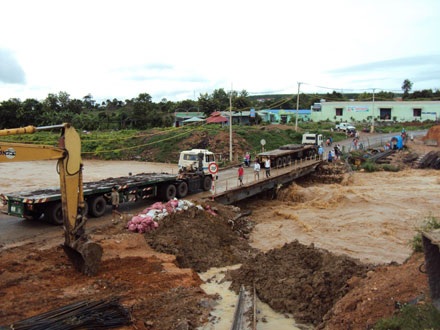 Mưa to, nước lớn đe dọa cuốn trôi cầu - 1 Mưa to, nước lớn đe dọa cuốn trôi cầu - 1