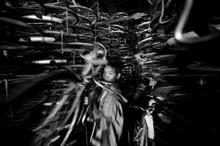 Triển lãm ảnh “Up & Down” và hoạt động đấu giá từ thiện - 7 Triển lãm ảnh “Up & Down” và hoạt động đấu giá từ thiện - 7