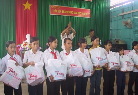 Nhiều suất quà đến với học sinh nghèo khó khăn trong năm học mới - 1 Nhiều suất quà đến với học sinh nghèo khó khăn trong năm học mới - 1