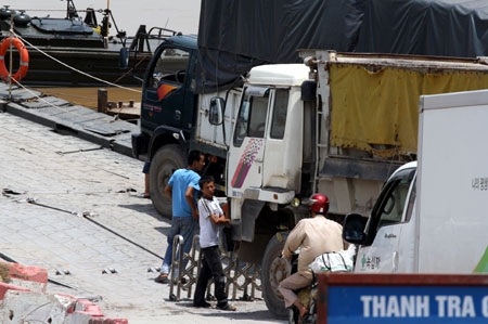 Cầu Đuống kẹt cứng vì "sự cố" tại cầu phao - 3 Cầu Đuống kẹt cứng vì "sự cố" tại cầu phao - 3