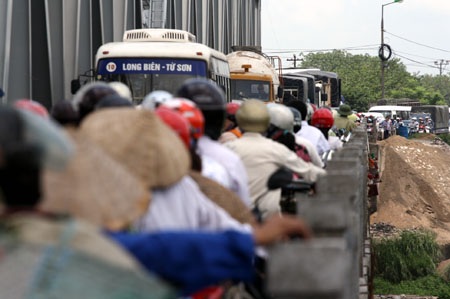 Cầu Đuống kẹt cứng vì "sự cố" tại cầu phao - 9 Cầu Đuống kẹt cứng vì "sự cố" tại cầu phao - 9