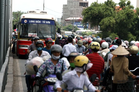 Cầu Đuống kẹt cứng vì "sự cố" tại cầu phao - 8 Cầu Đuống kẹt cứng vì "sự cố" tại cầu phao - 8