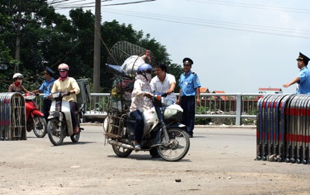 Cầu Đuống kẹt cứng vì "sự cố" tại cầu phao - 10 Cầu Đuống kẹt cứng vì "sự cố" tại cầu phao - 10