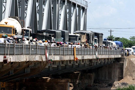 Cầu Đuống kẹt cứng vì "sự cố" tại cầu phao - 14 Cầu Đuống kẹt cứng vì "sự cố" tại cầu phao - 14