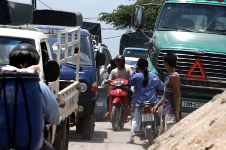 Cầu Đuống kẹt cứng vì "sự cố" tại cầu phao - 6 Cầu Đuống kẹt cứng vì "sự cố" tại cầu phao - 6