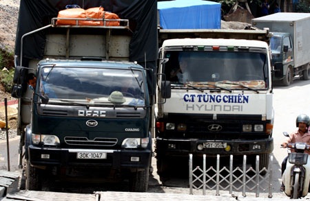 Cầu Đuống kẹt cứng vì "sự cố" tại cầu phao - 2 Cầu Đuống kẹt cứng vì "sự cố" tại cầu phao - 2