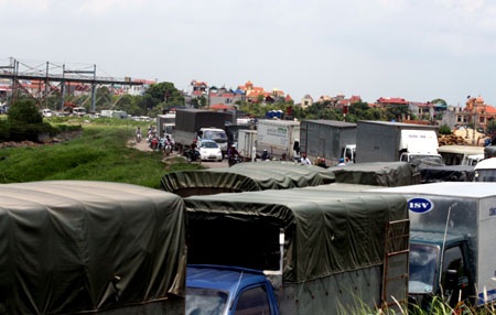 Cầu Đuống kẹt cứng vì "sự cố" tại cầu phao - 4 Cầu Đuống kẹt cứng vì "sự cố" tại cầu phao - 4