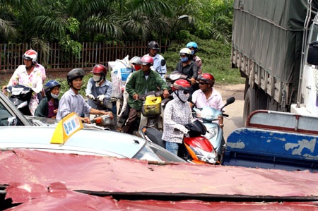 Cầu Đuống kẹt cứng vì "sự cố" tại cầu phao - 5 Cầu Đuống kẹt cứng vì "sự cố" tại cầu phao - 5