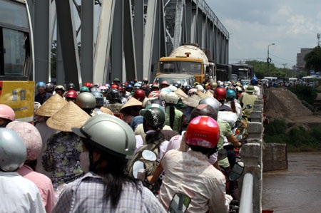 Cầu Đuống kẹt cứng vì "sự cố" tại cầu phao - 7 Cầu Đuống kẹt cứng vì "sự cố" tại cầu phao - 7