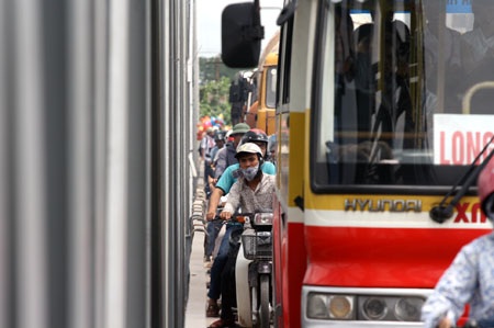 Cầu Đuống kẹt cứng vì "sự cố" tại cầu phao - 13 Cầu Đuống kẹt cứng vì "sự cố" tại cầu phao - 13