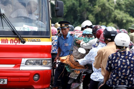 Cầu Đuống kẹt cứng vì "sự cố" tại cầu phao - 12 Cầu Đuống kẹt cứng vì "sự cố" tại cầu phao - 12