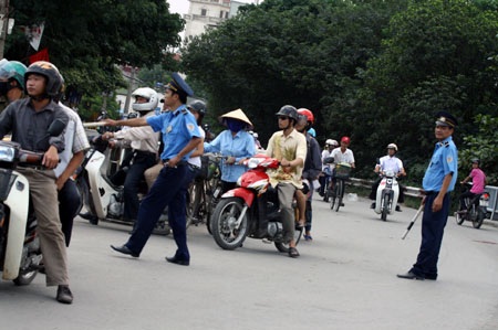 Cầu Đuống kẹt cứng vì "sự cố" tại cầu phao - 11 Cầu Đuống kẹt cứng vì "sự cố" tại cầu phao - 11