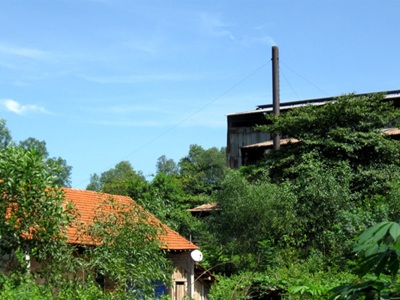 Hàng trăm người “ngạt thở” vì xưởng luyện kim loại màu - 1