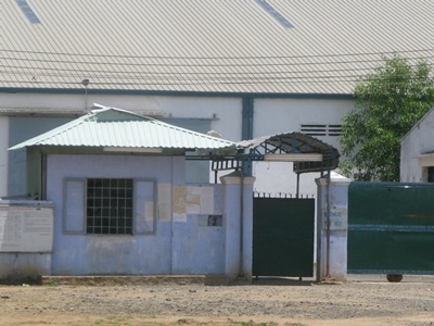 Nhận lương thấp, gần 200 công nhân đình công - 1