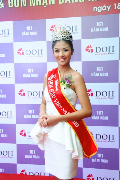 Tân Hoa hậu Ngọc Hân nhận món quà 200 triệu - 1 Tân Hoa hậu Ngọc Hân nhận món quà 200 triệu - 1
