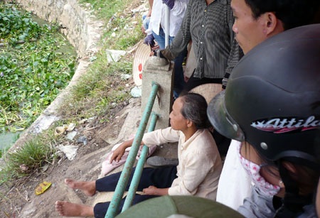 Náo loạn khu phố vì thầy cúng gọi hồn tìm xác - 2