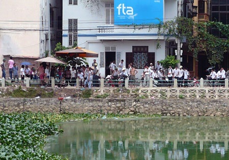 Náo loạn khu phố vì thầy cúng gọi hồn tìm xác - 1