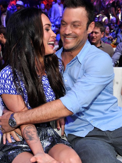 “Mỹ nhân gợi tình” chung áo với… con trai chồng - 4