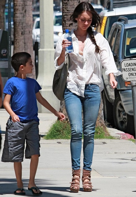 “Mỹ nhân gợi tình” chung áo với… con trai chồng - 3