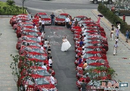 Chú rể tặng cô dâu 99.999 bông hồng đỏ - 1