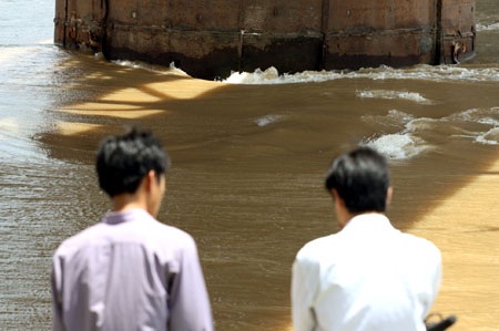 Tìm thấy thi thể thuyền trưởng vụ chìm xà lan trên sông Đuống - 3 Tìm thấy thi thể thuyền trưởng vụ chìm xà lan trên sông Đuống - 3
