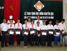 Nghệ An: Trao 100 học bổng khuyến học cho HS nghèo vượt khó - 1