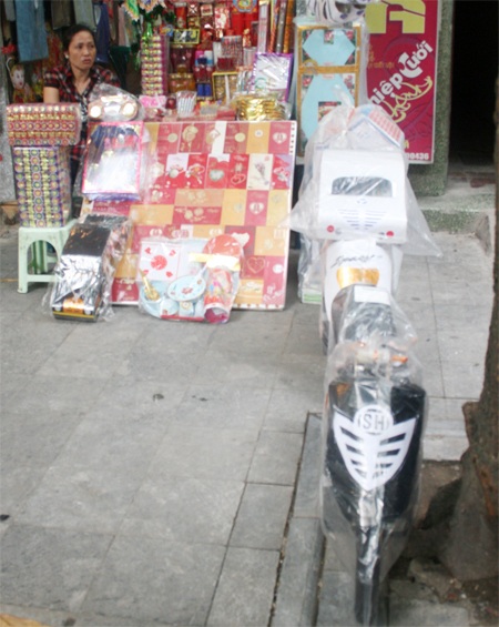 Hà Nội: Vàng mã giữ giá dịp Rằm tháng 7 - 2 Hà Nội: Vàng mã giữ giá dịp Rằm tháng 7 - 2