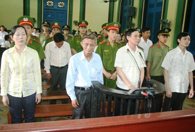 Nguyên Chủ tịch huyện Hóc Môn lĩnh 26 năm tù - 2 Nguyên Chủ tịch huyện Hóc Môn lĩnh 26 năm tù - 2