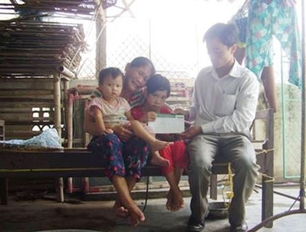 Hà Tĩnh: “Ba đứa trẻ thơ và người mẹ khốn khổ” lần đầu tiên được nhận quà nhân ái - 1