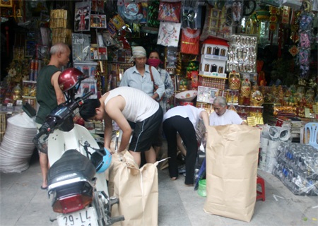 Hà Nội: Vàng mã giữ giá dịp Rằm tháng 7 - 1 Hà Nội: Vàng mã giữ giá dịp Rằm tháng 7 - 1