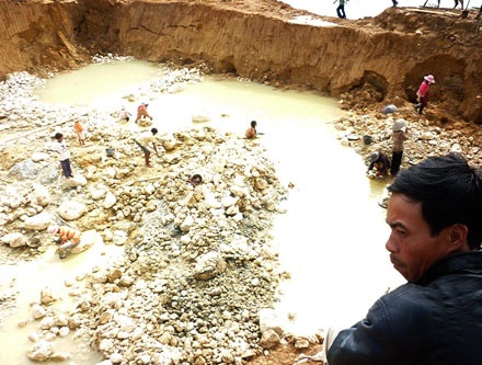 Sập hố đào vàng, một phụ nữ bị vùi chết - 1 Sập hố đào vàng, một phụ nữ bị vùi chết - 1