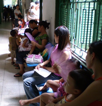 Chuyển mùa, trẻ mắc sốt vi rút tăng vọt - 1